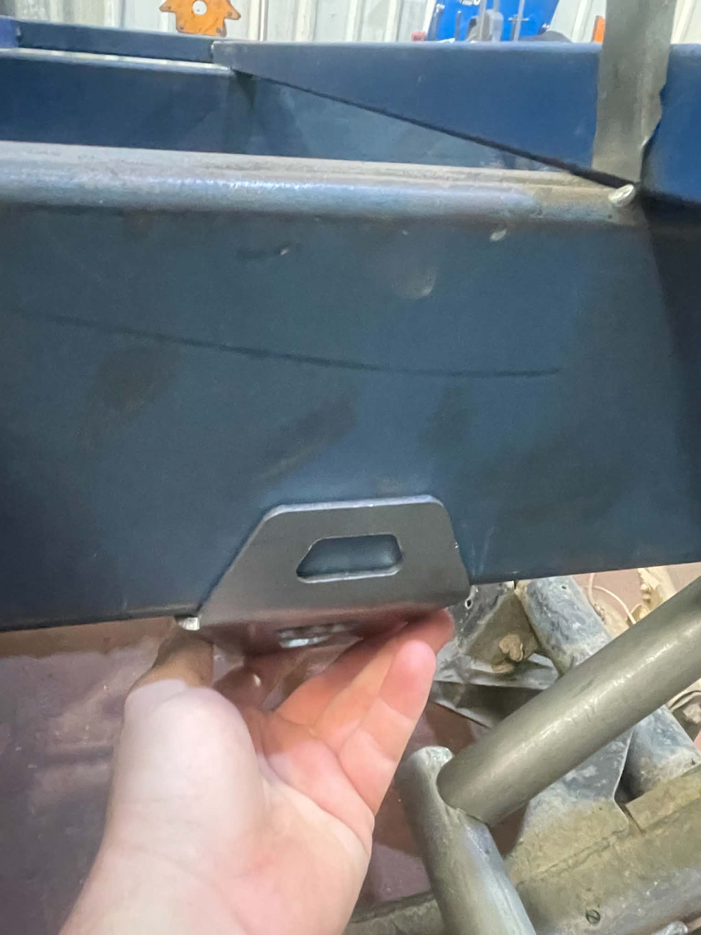 Upper tray mount capturing the tray runner