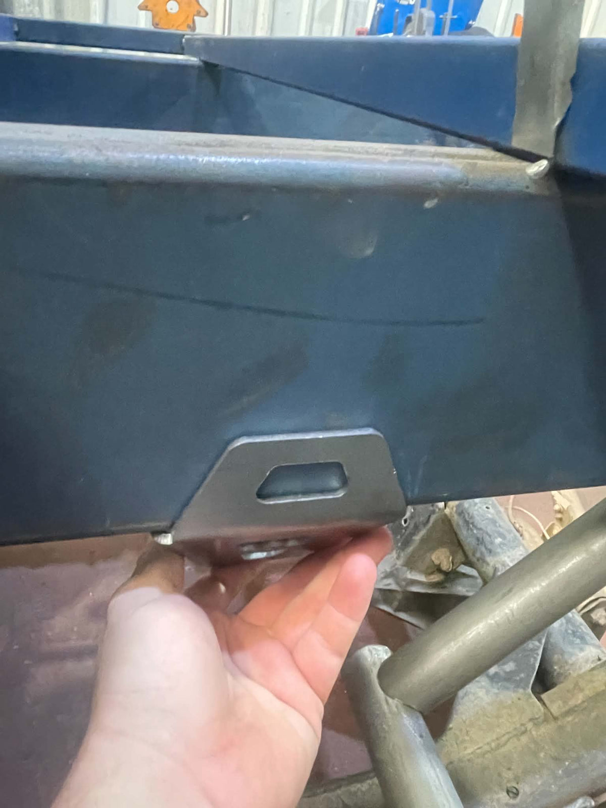 Upper tray mount capturing the tray runner